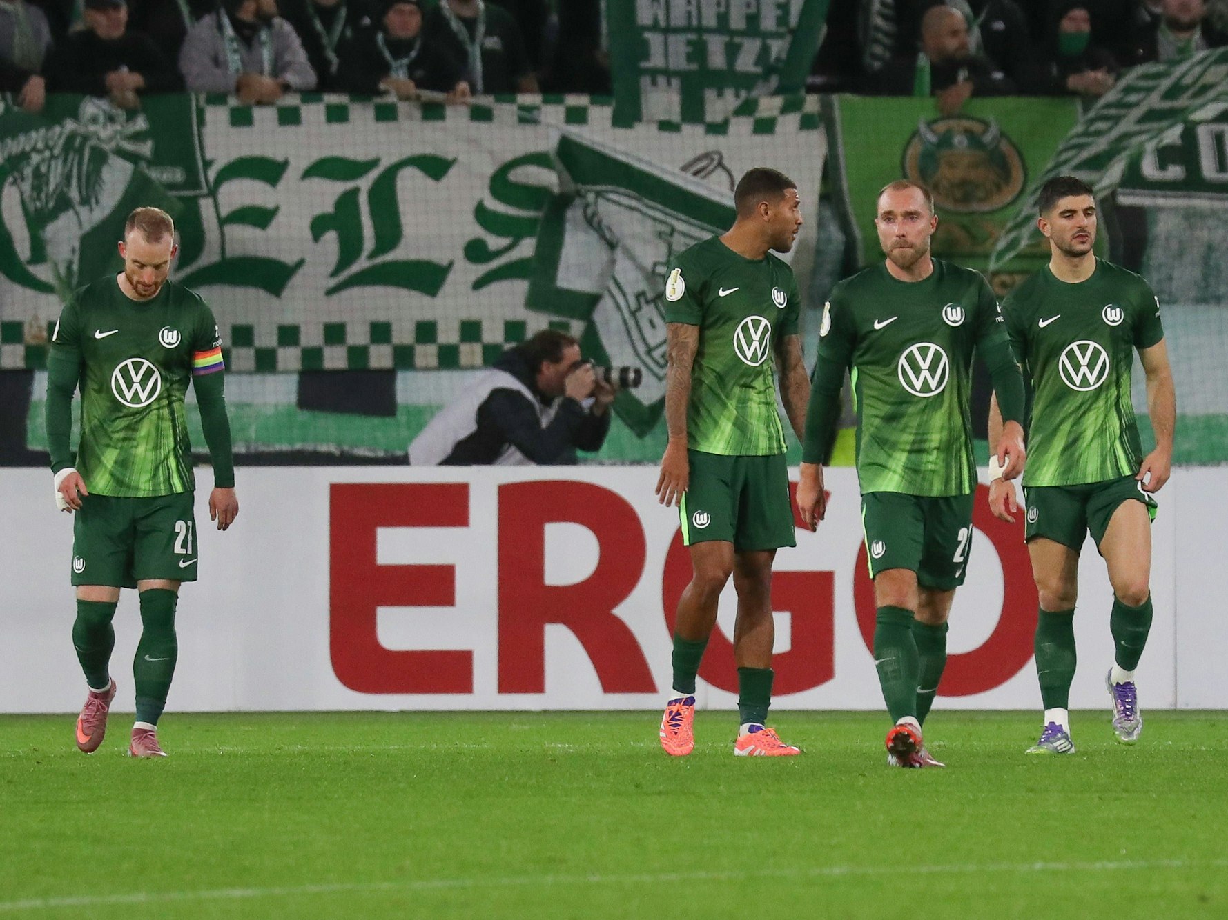 Die Spieler des VfL Wolfsburg gehen enttäuscht über den Platz.