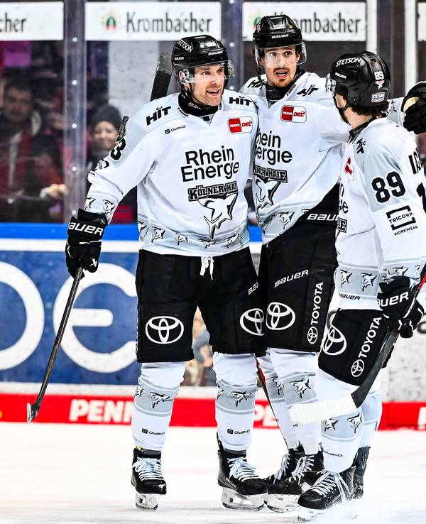 Die Spieler der Kölner Haie jubeln gemeinsam.