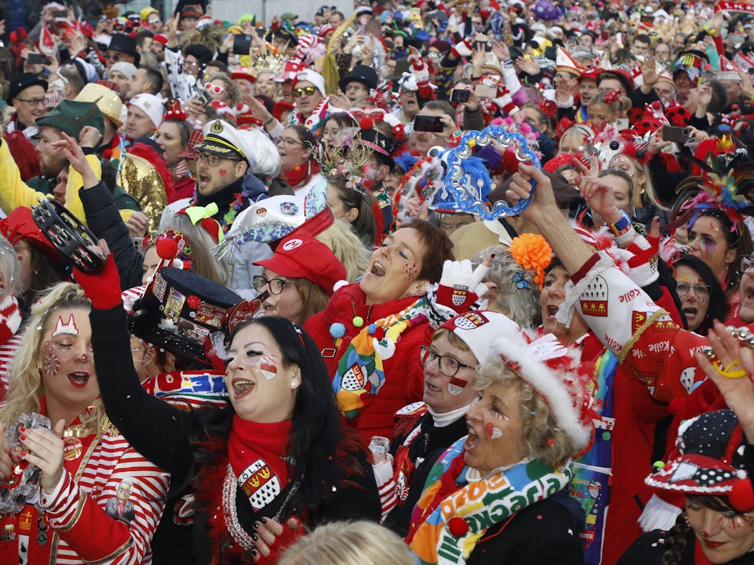 Jecke feiern den Karnevalsstart auf dem Heumarkt.
