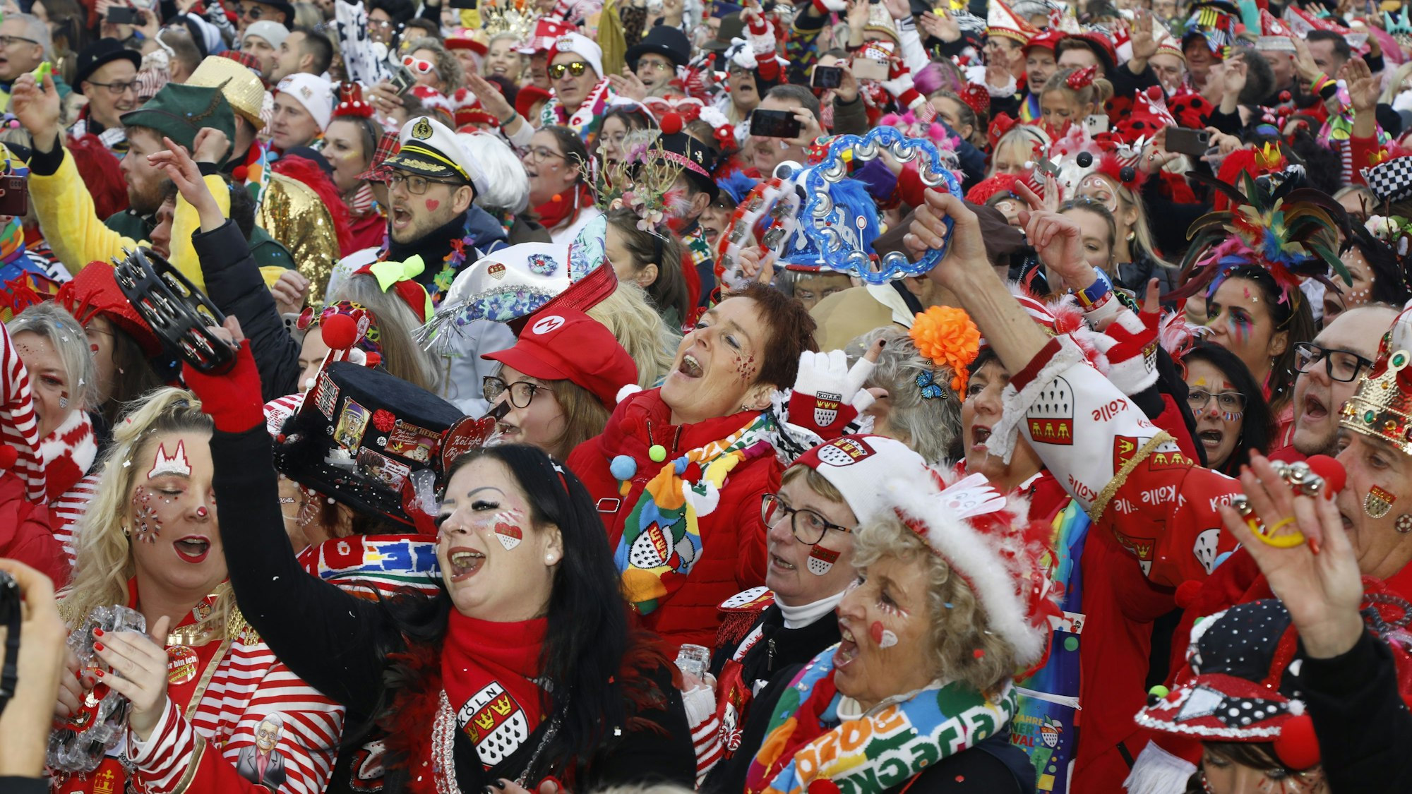 Jecke feiern den Karnevalsstart auf dem Heumarkt.