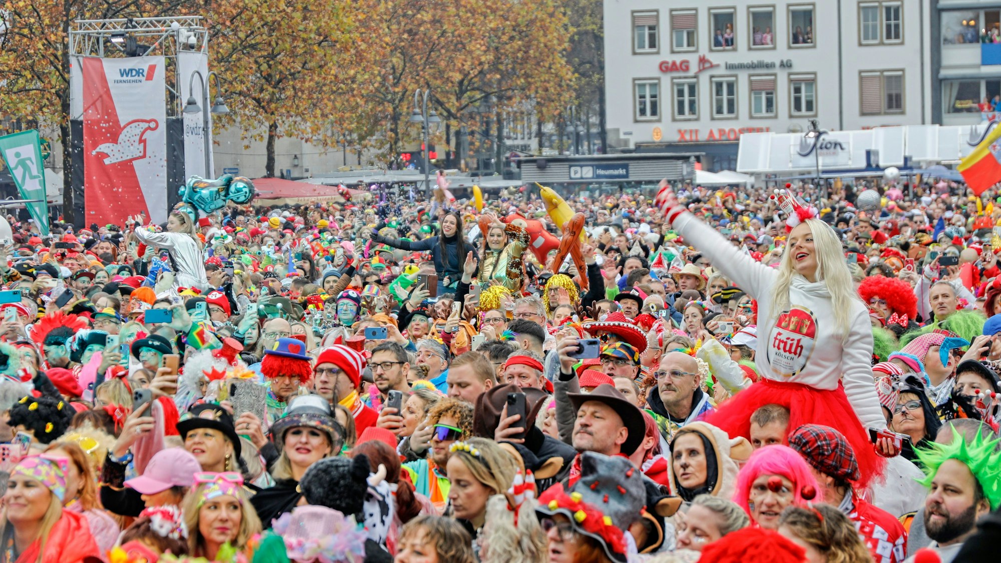 Jecke feiern auf dem Heumarkt.