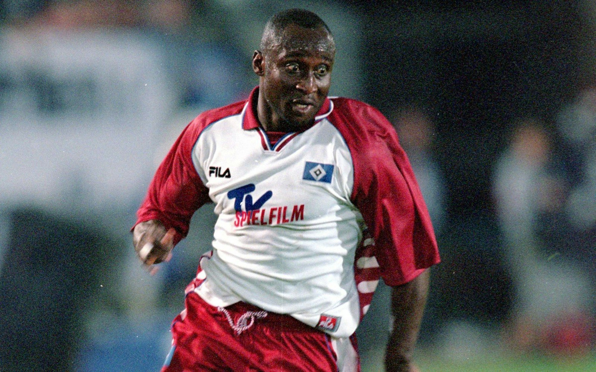 Auch bei Fußballprofis tricksen beim Alter. Prominentes Beispiel: Anthony Yeboah. Der frühere Stürmer von Eintracht Frankfurt und dem HSV räumte erst 2012, weit nach Karriereende, ein, sich exakt zwei Jahre jünger geschummelt zu haben. (Bild: Clive Brunskill /Allsport)