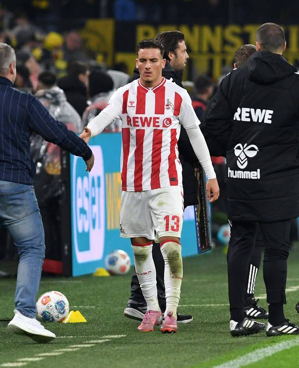 Said El Mala klatscht nach einer Auswechslung mit seinem Trainer Lukas Kwasniok an der Seitenlinie ab. Dabei schaut der Kölner etwas grimmig.