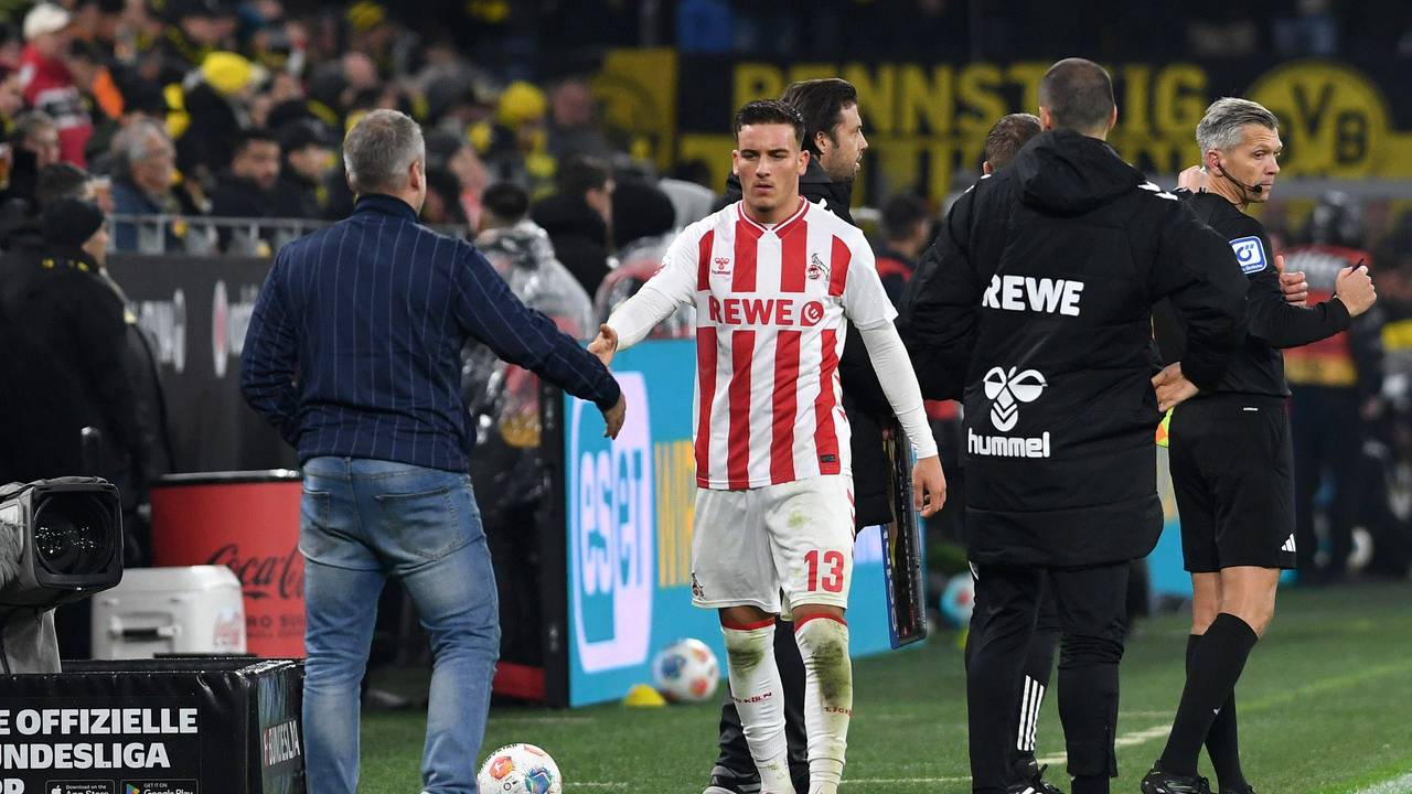 Said El Mala klatscht nach einer Auswechslung mit seinem Trainer Lukas Kwasniok an der Seitenlinie ab. Dabei schaut der Kölner etwas grimmig.
