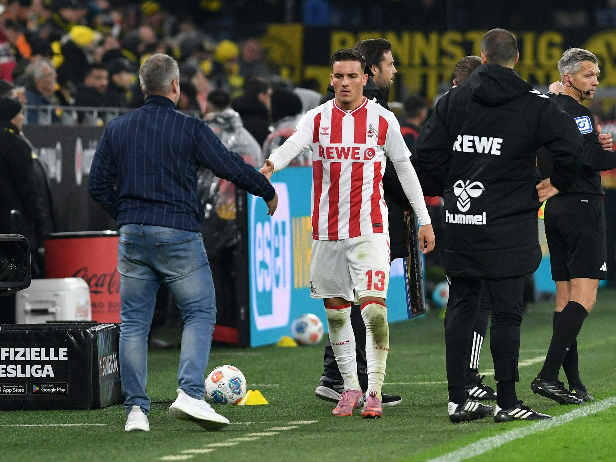 Said El Mala klatscht nach einer Auswechslung mit seinem Trainer Lukas Kwasniok an der Seitenlinie ab. Dabei schaut der Kölner etwas grimmig.