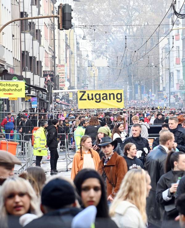 11.11.2024 Köln. Elfter Elfter auf der Zülpicher Straße. Foto: Alexander Schwaiger