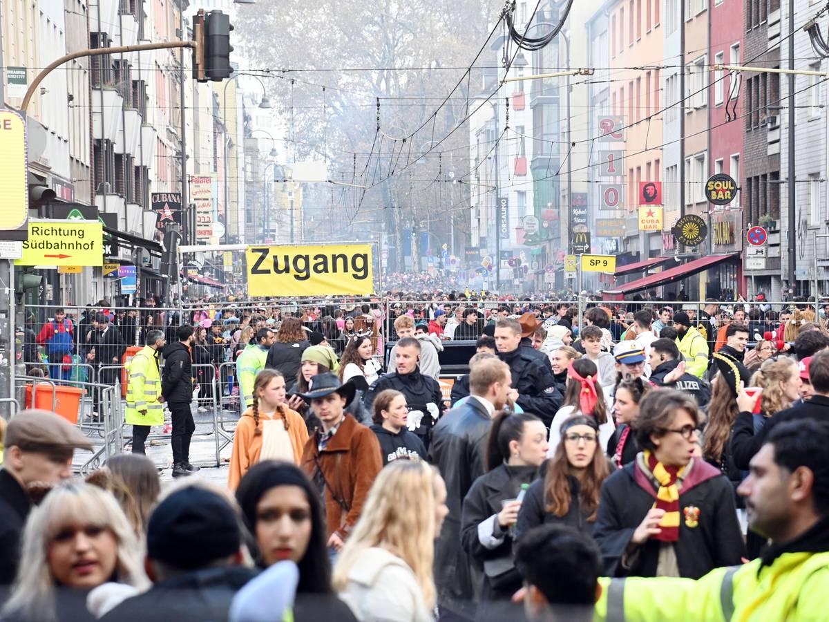 11.11.2024 Köln. Elfter Elfter auf der Zülpicher Straße. Foto: Alexander Schwaiger