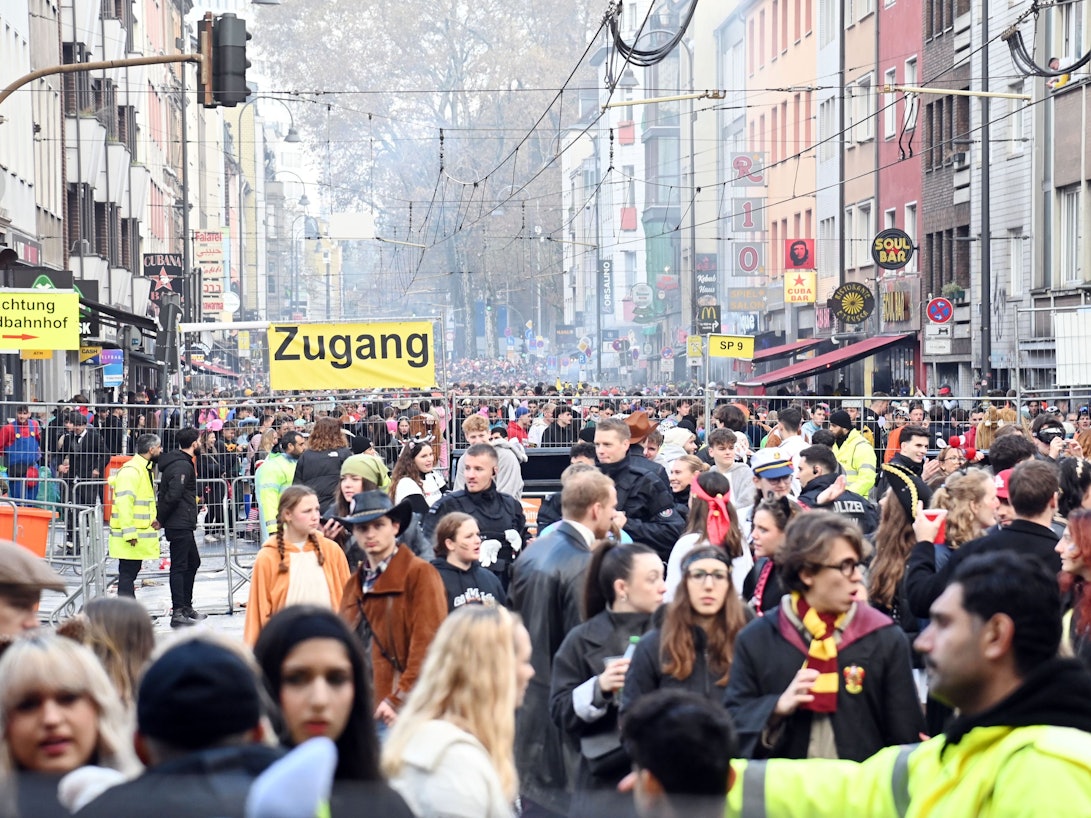 11.11.2024 Köln. Elfter Elfter auf der Zülpicher Straße. Foto: Alexander Schwaiger