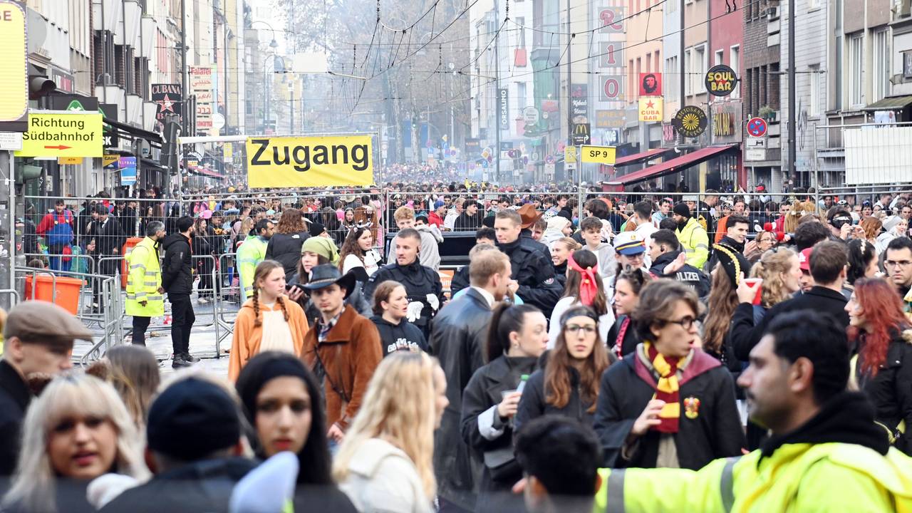 11.11.2024 Köln. Elfter Elfter auf der Zülpicher Straße. Foto: Alexander Schwaiger