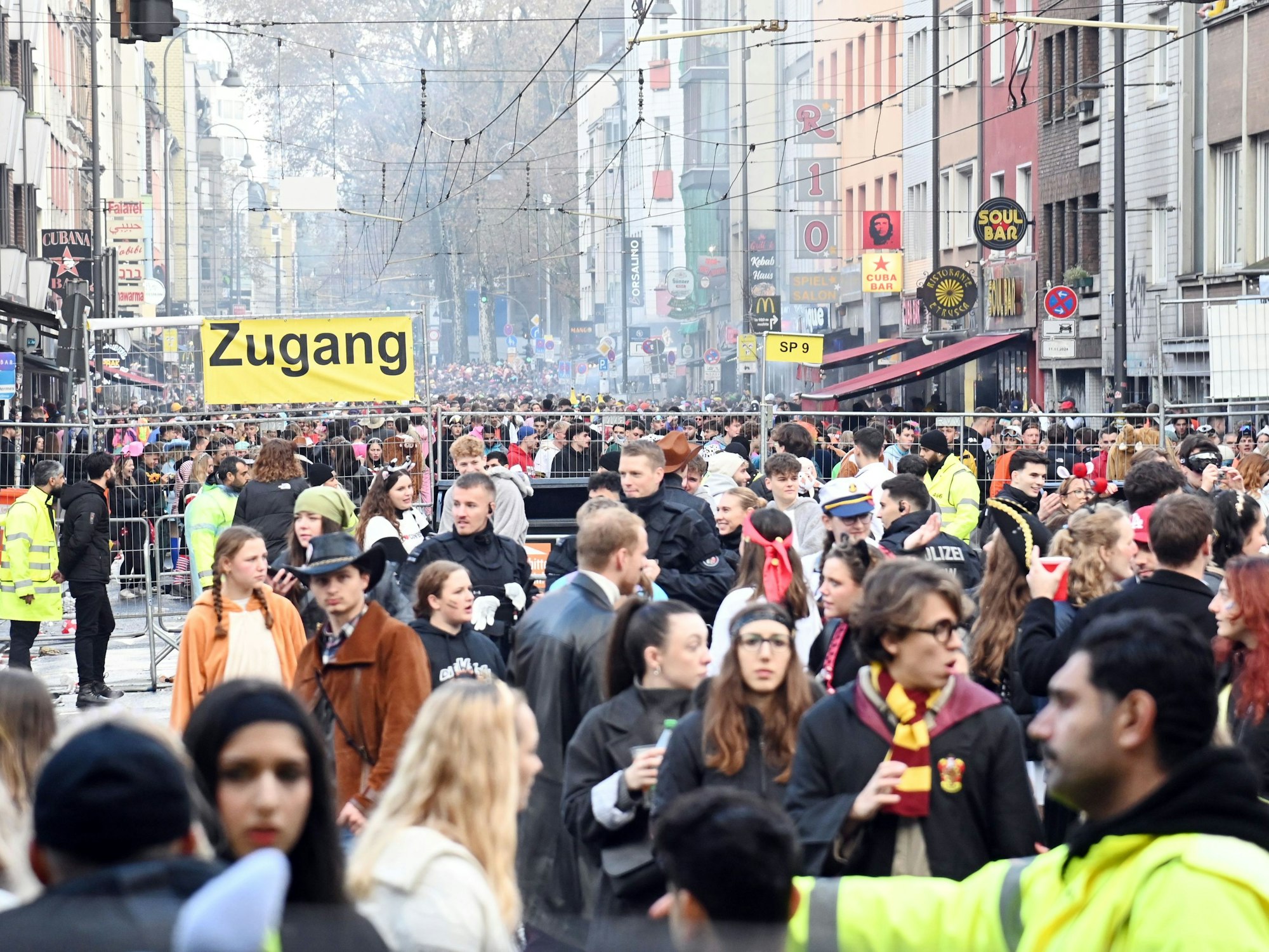 11.11.2024 Köln. Elfter Elfter auf der Zülpicher Straße. Foto: Alexander Schwaiger