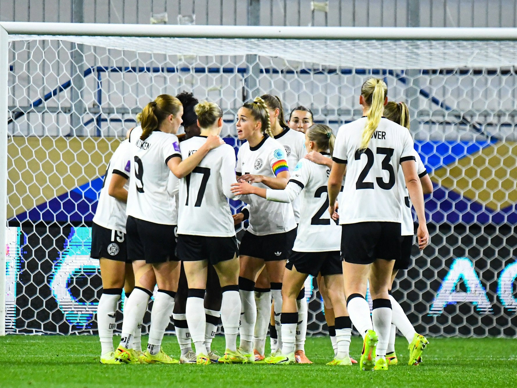 Die DFB-Frauen bejubeln alle gemeinsam einen Treffer.