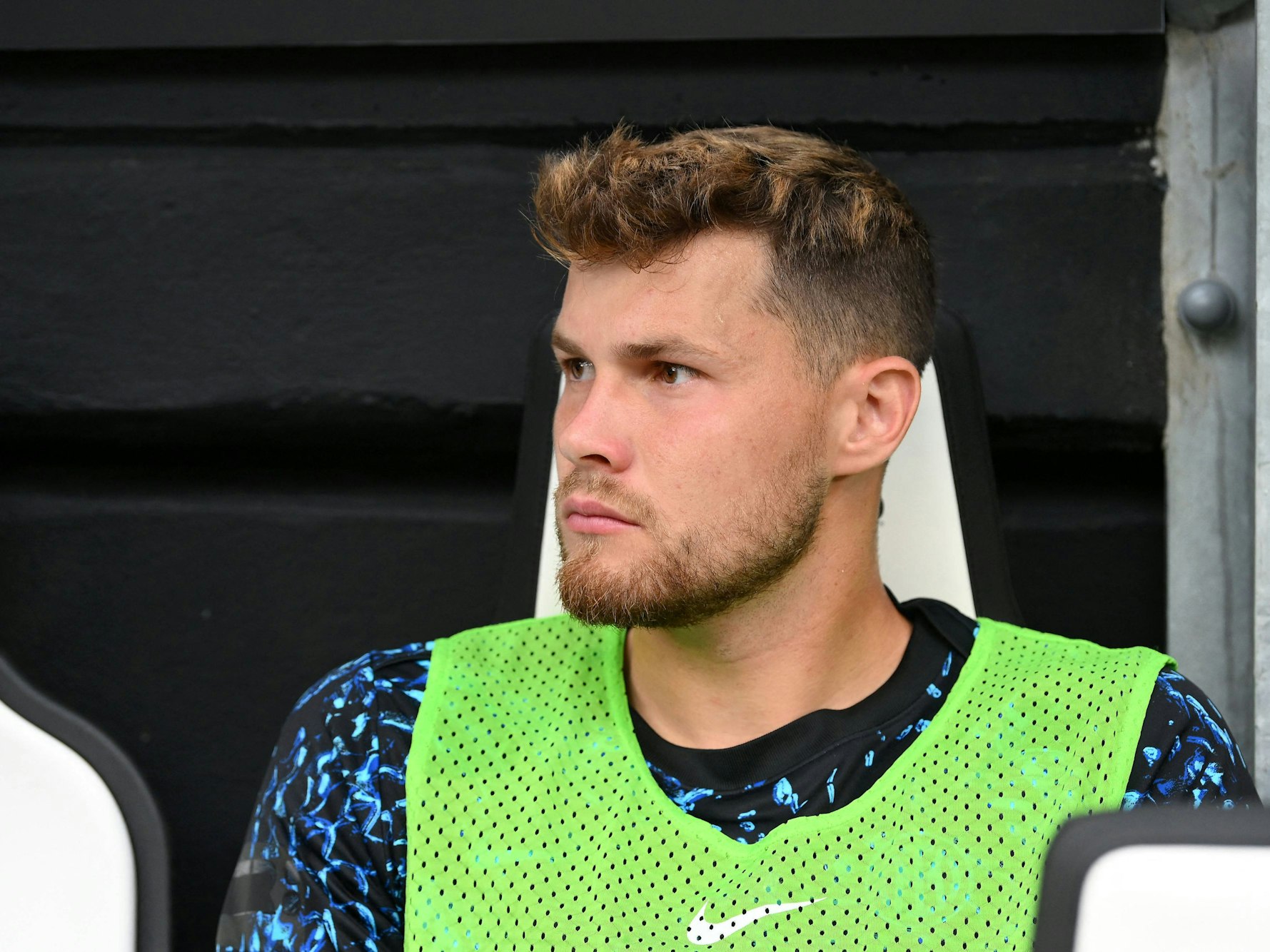 Josep Martinez sitzt auf der Ersatzbank.