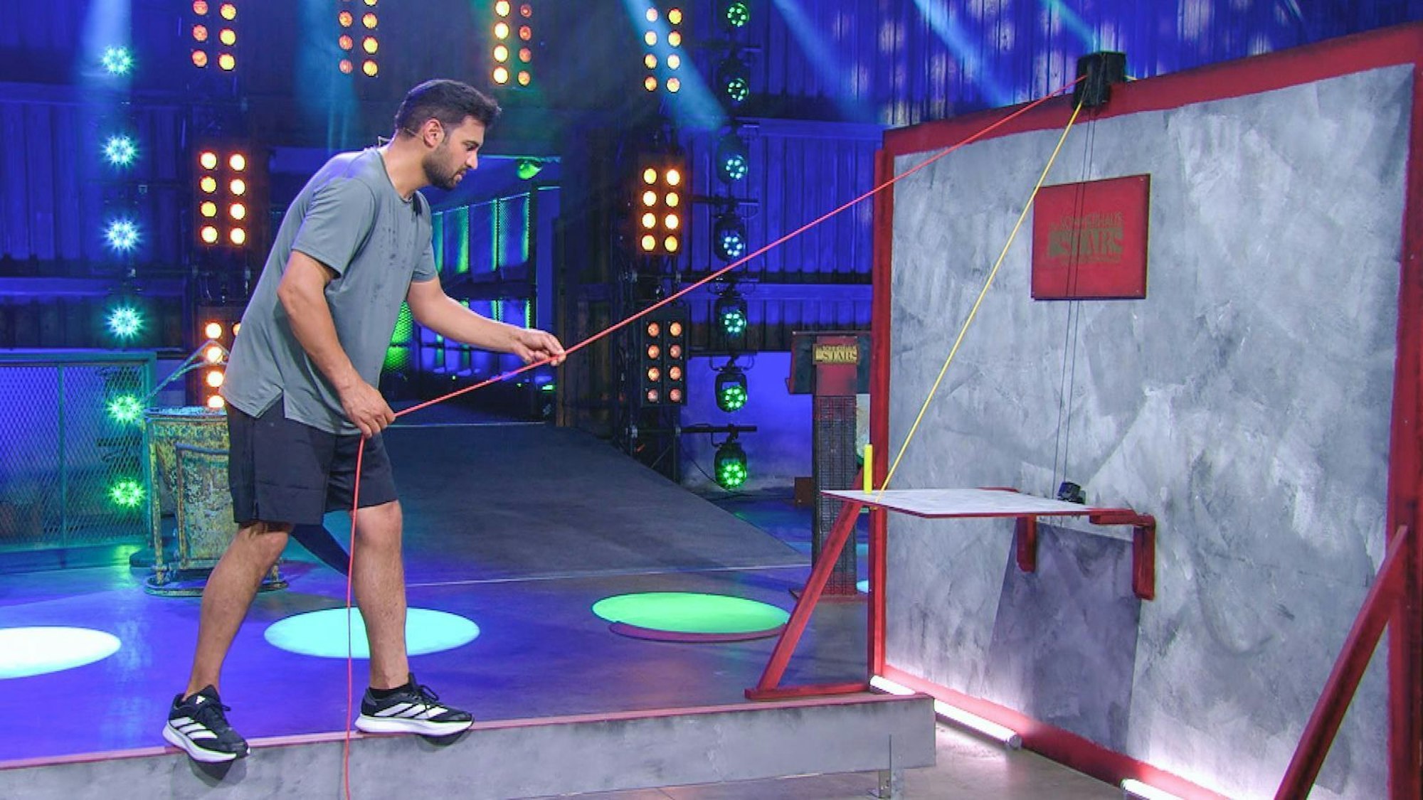 Beim Spiel „Wackelkontakt“ versagten die meisten Promis kläglich.  (Bild: RTL)