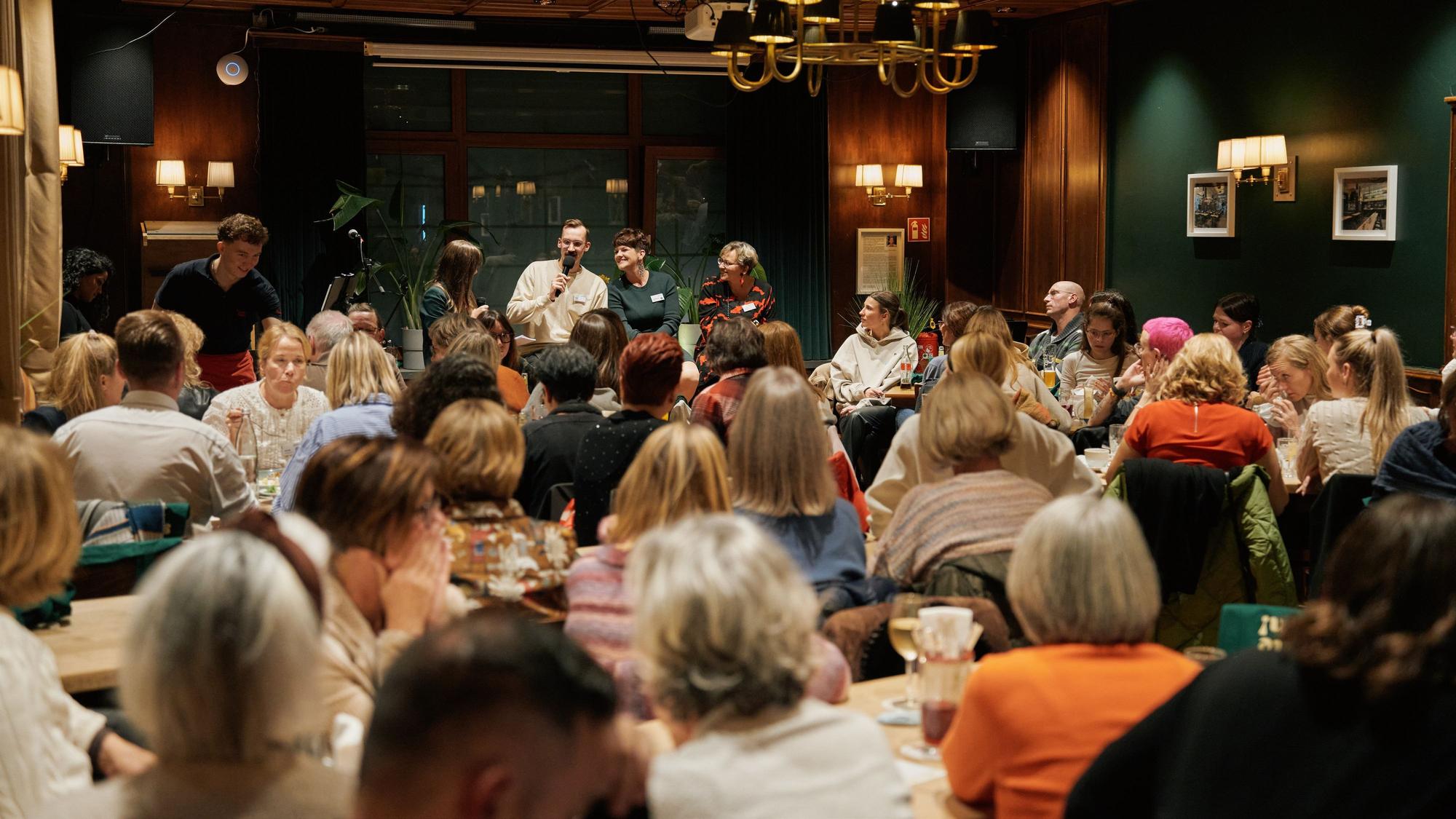 Viele Menschen sitzen im Saal des Brauhauses Unkelbach.