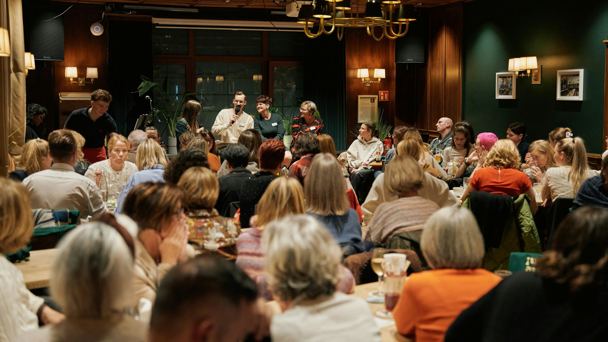 Viele Menschen sitzen im Saal des Brauhauses Unkelbach.