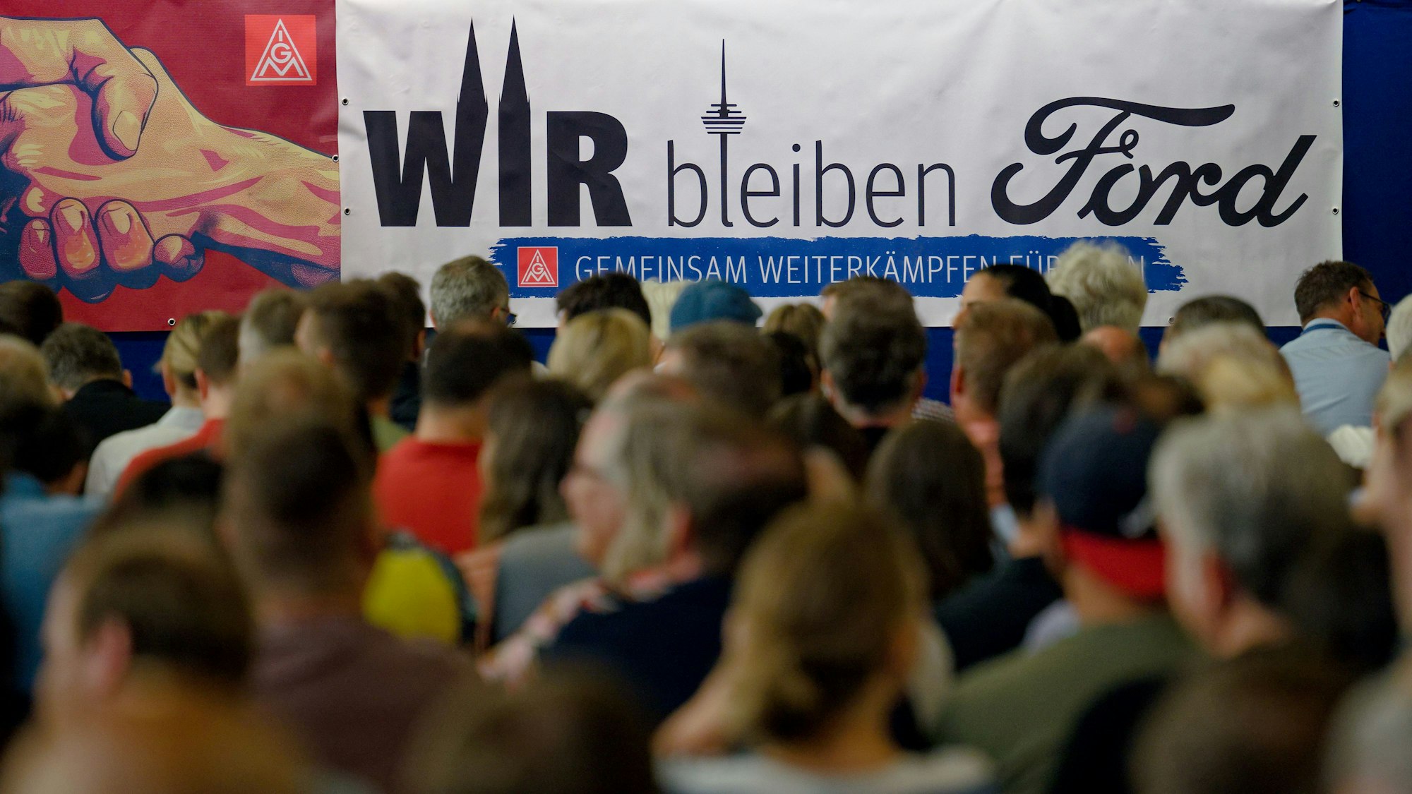 Die Stimmung bei Ford ist angespannt: Mitarbeiter und Mitarbeiterinnen bei einer Versammlung in den Kölner Werken (Archivfoto).