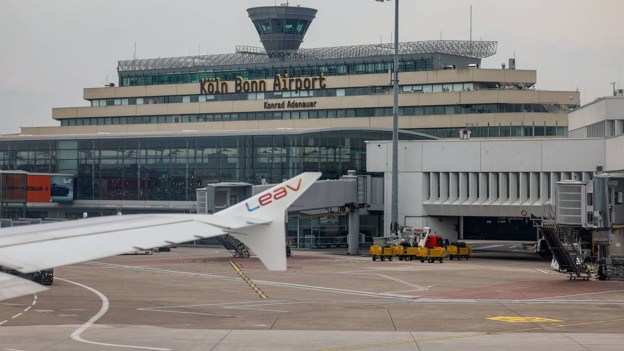 Ein Flugzeug steht auf dem Rollfeld vor dem Hauptgebäude des Flughafen Köln/Bonn „Konrad Adenauer“