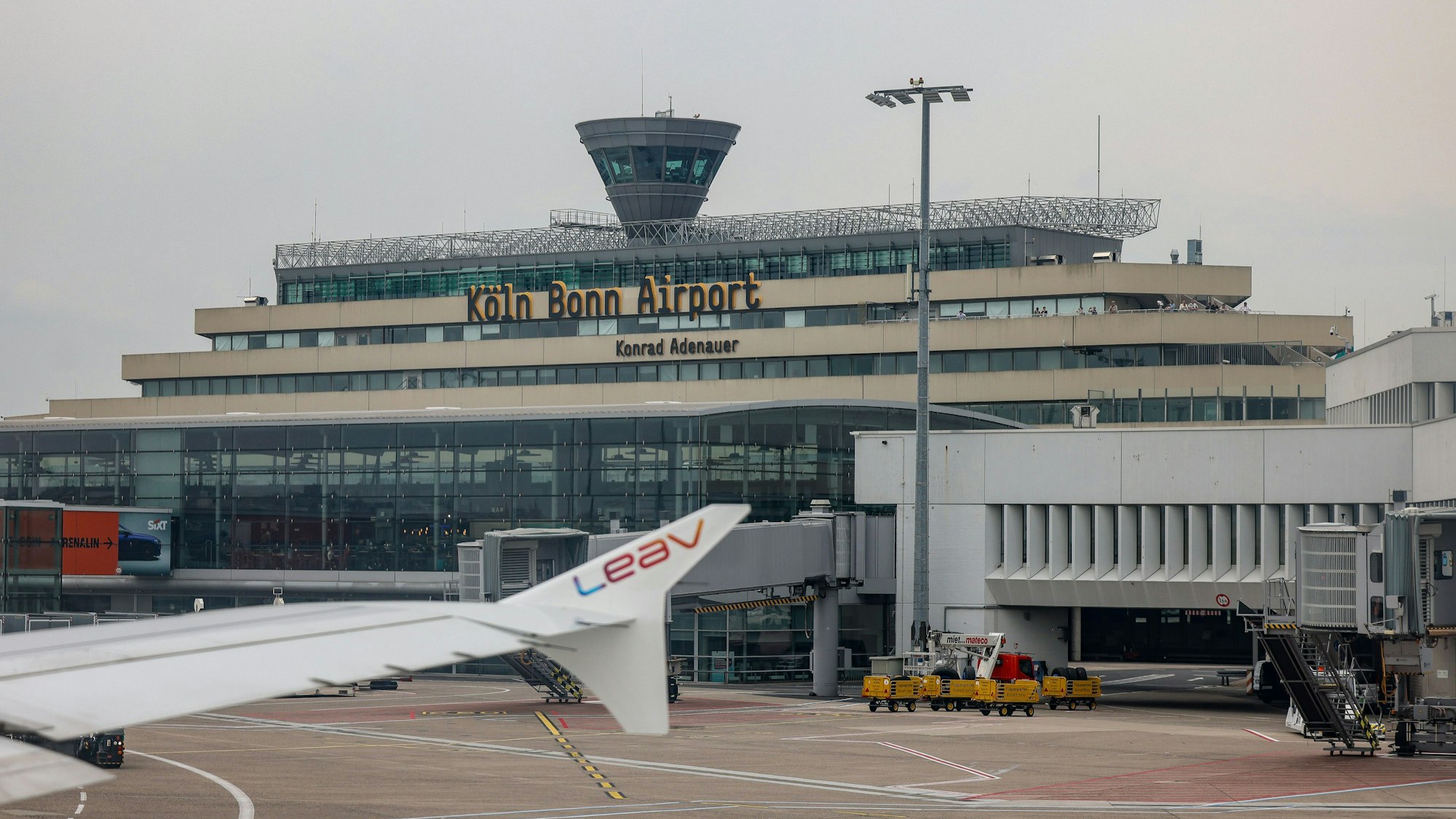 Blick auf den Flughafen Köln/Bonn. Die Airline Wizz Air fliegt wieder ab Köln/Bonn (Symbolbild).