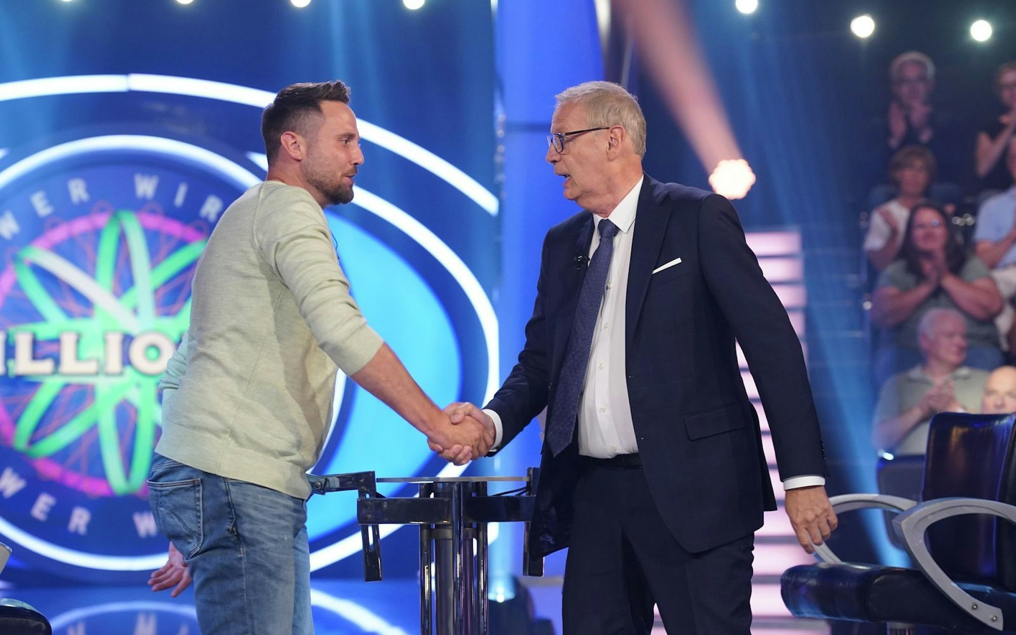 Happy End: Florian Lorenz erspielte 64.000 Euro und lud den Moderator zum Burger-Essen ein. (Bild: RTL / Stefan Gregorowius)