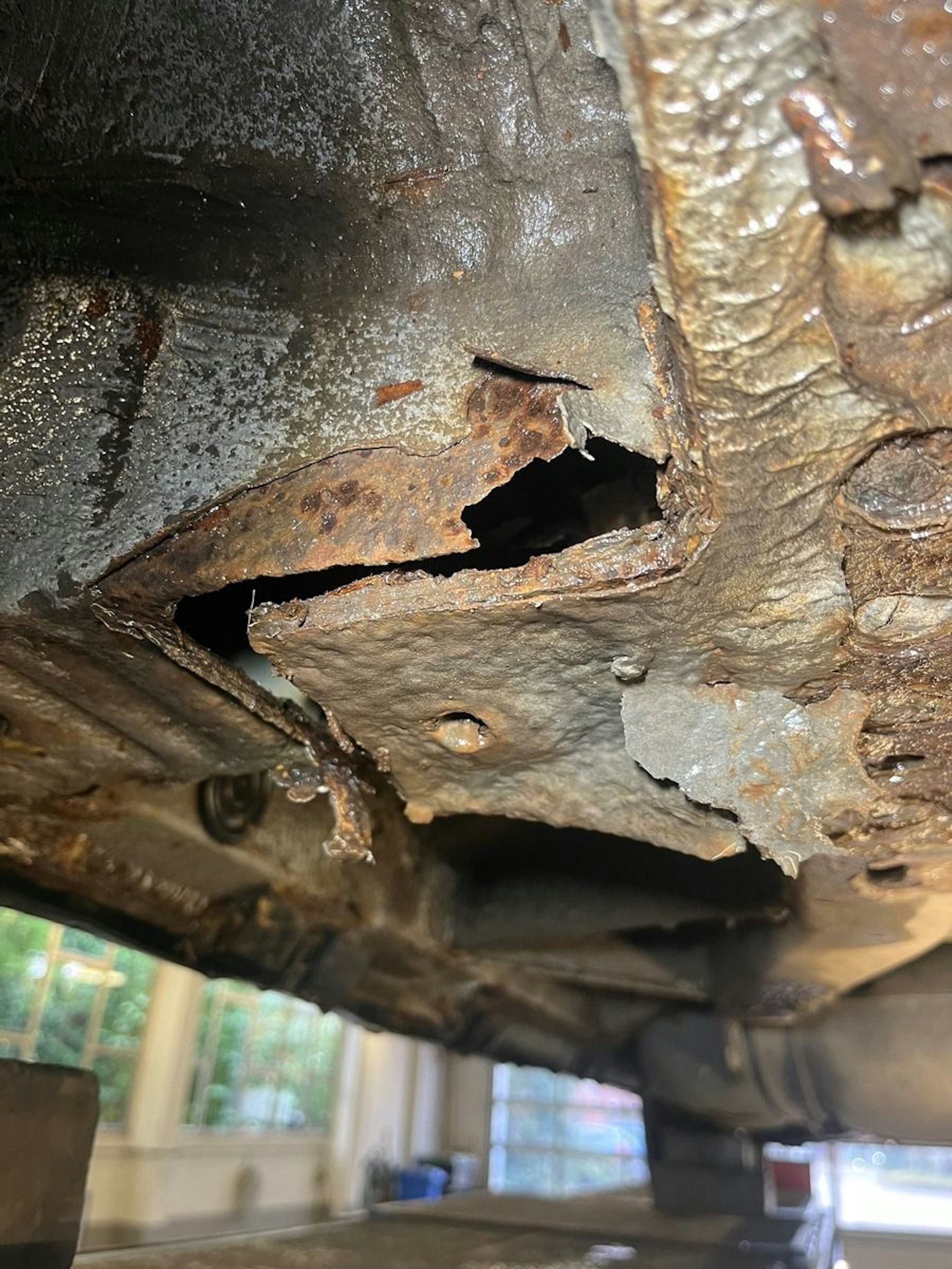 Ein stark verrostetes Auto, das von der Polizei stillgelegt wurde.