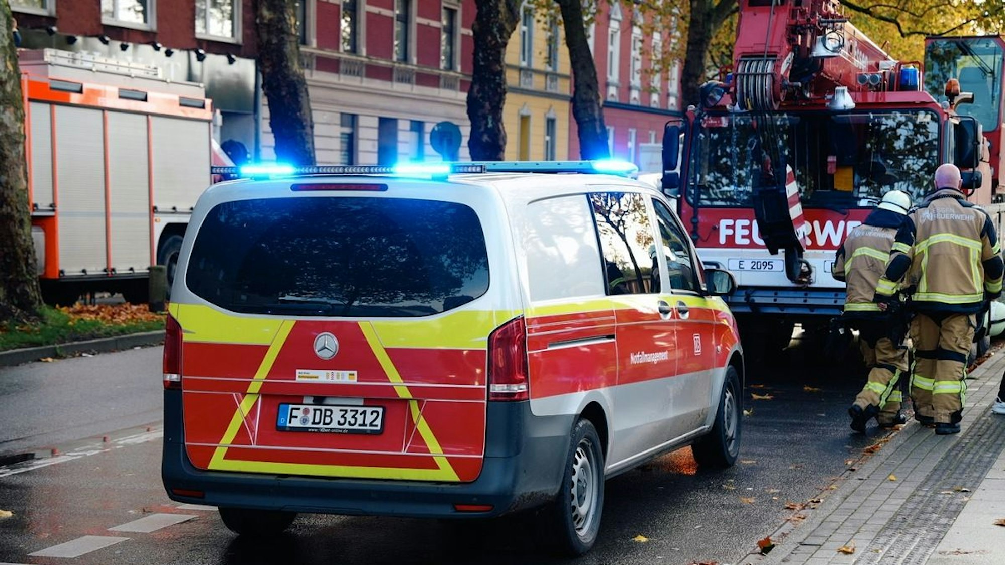 Einsatzkräfte der Feuerwehr und der Notfallmanager der Bahn an einem Gleis.