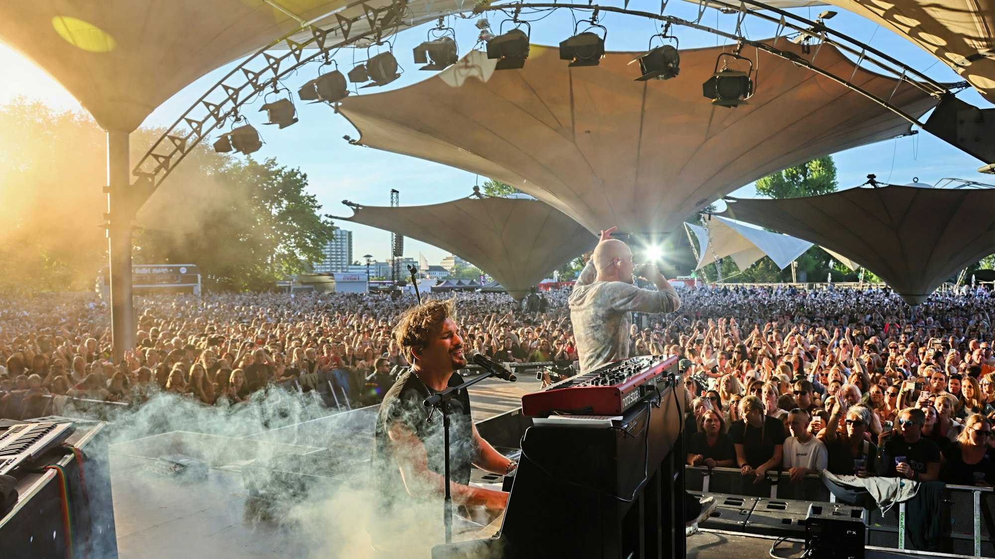 Party im Tanzbrunnen – dort soll 2026 die Kölner Wiesn stattfinden (Archivfoto).