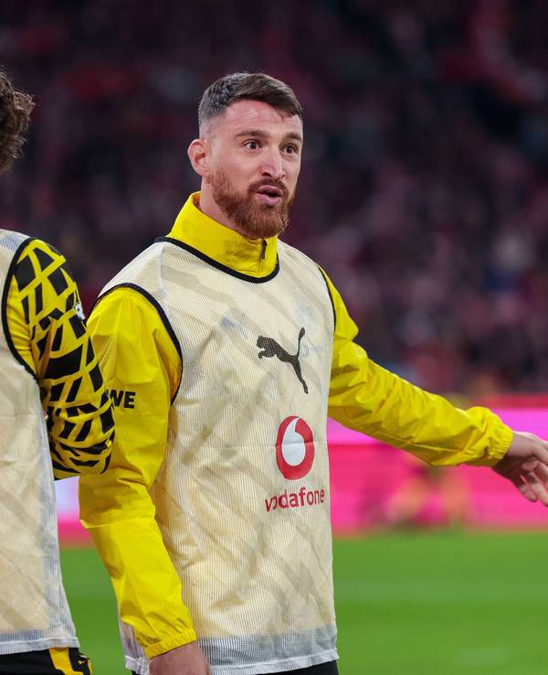 Salih Özcan als Ersatzspieler beim Aufwärmen.