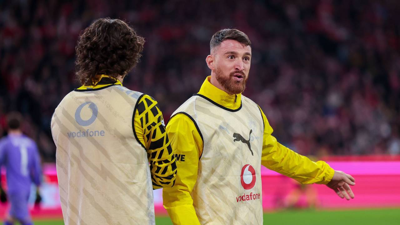 Salih Özcan als Ersatzspieler beim Aufwärmen.