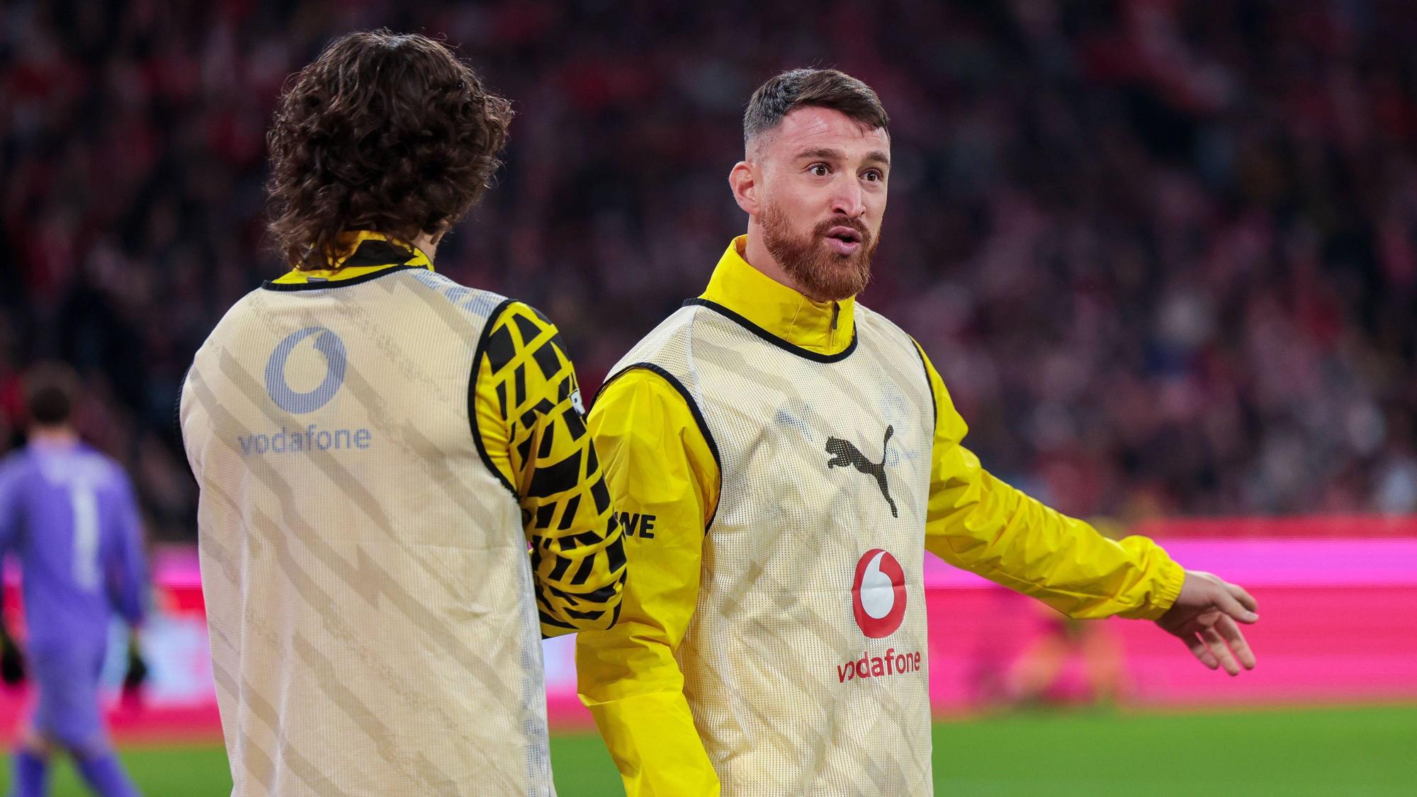 Salih Özcan bei einem Spiel von Borussia Dortmund mit Aufwärm-Leibchen.