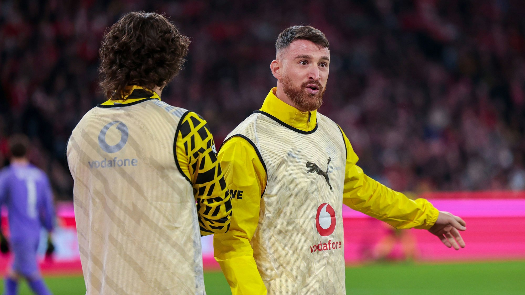 Salih Özcan bei einem Spiel von Borussia Dortmund mit Aufwärm-Leibchen.