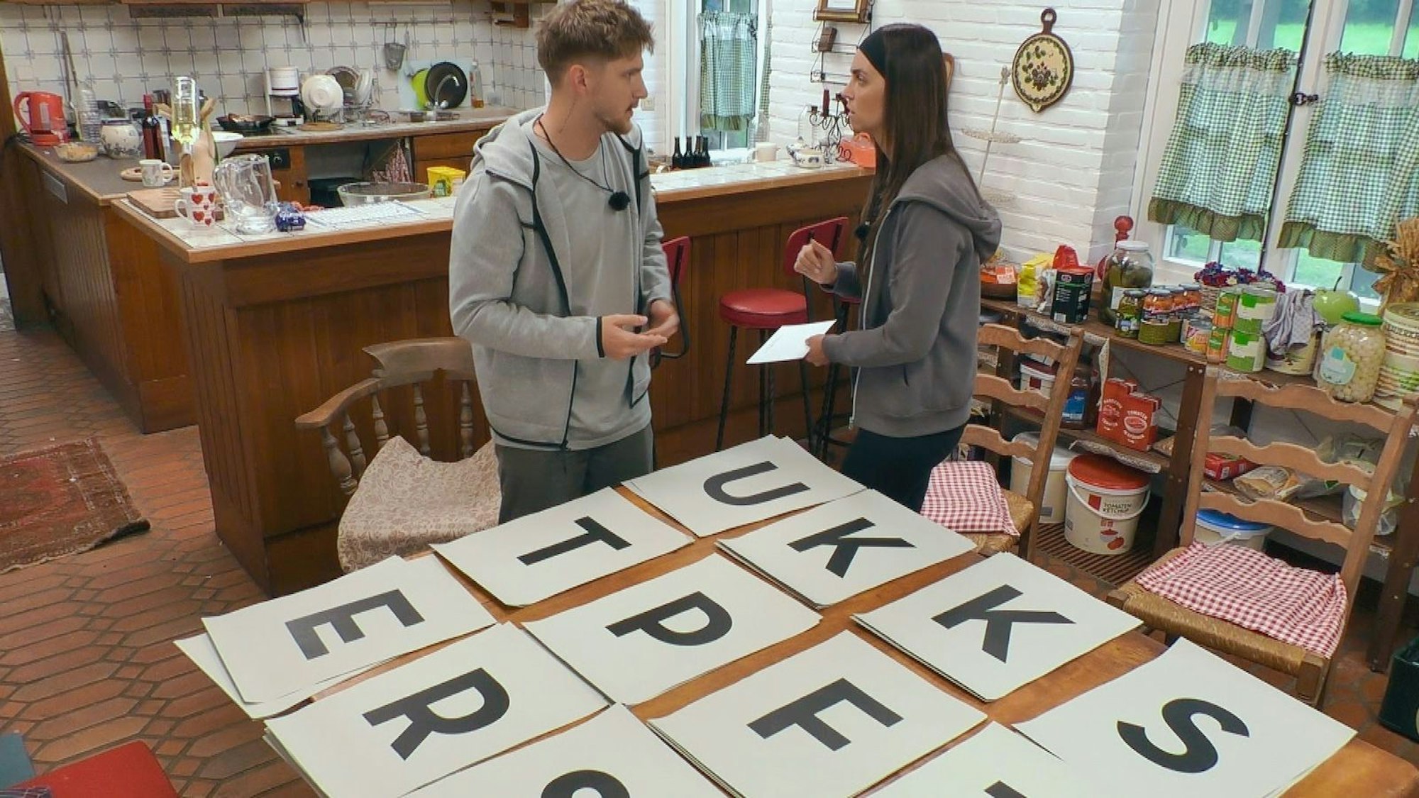 Das Spiel „Buchstabensalat“ sorgte für Verwirrung: Was sind noch mal Substantive?  (Bild: RTL)