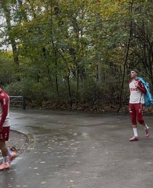 Malek El Mala (Mitte) trainierte am 28. Oktober 2025 mit den Profis des 1. FC Köln.