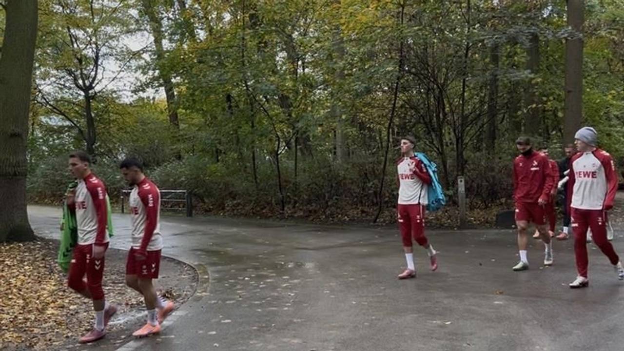Malek El Mala (Mitte) trainierte am 28. Oktober 2025 mit den Profis des 1. FC Köln.