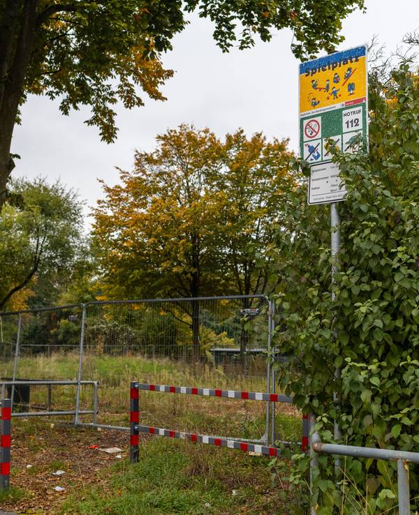 Ein Spielplatz in Köln ist überwuchert und