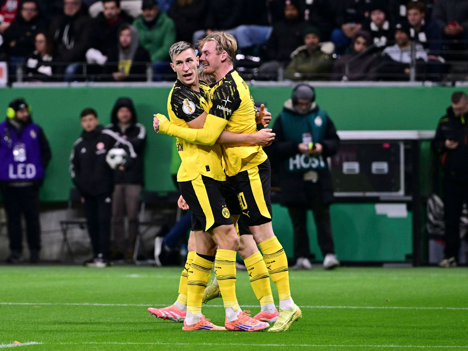 Nico Schlotterbeck umarmt Julian Brand.