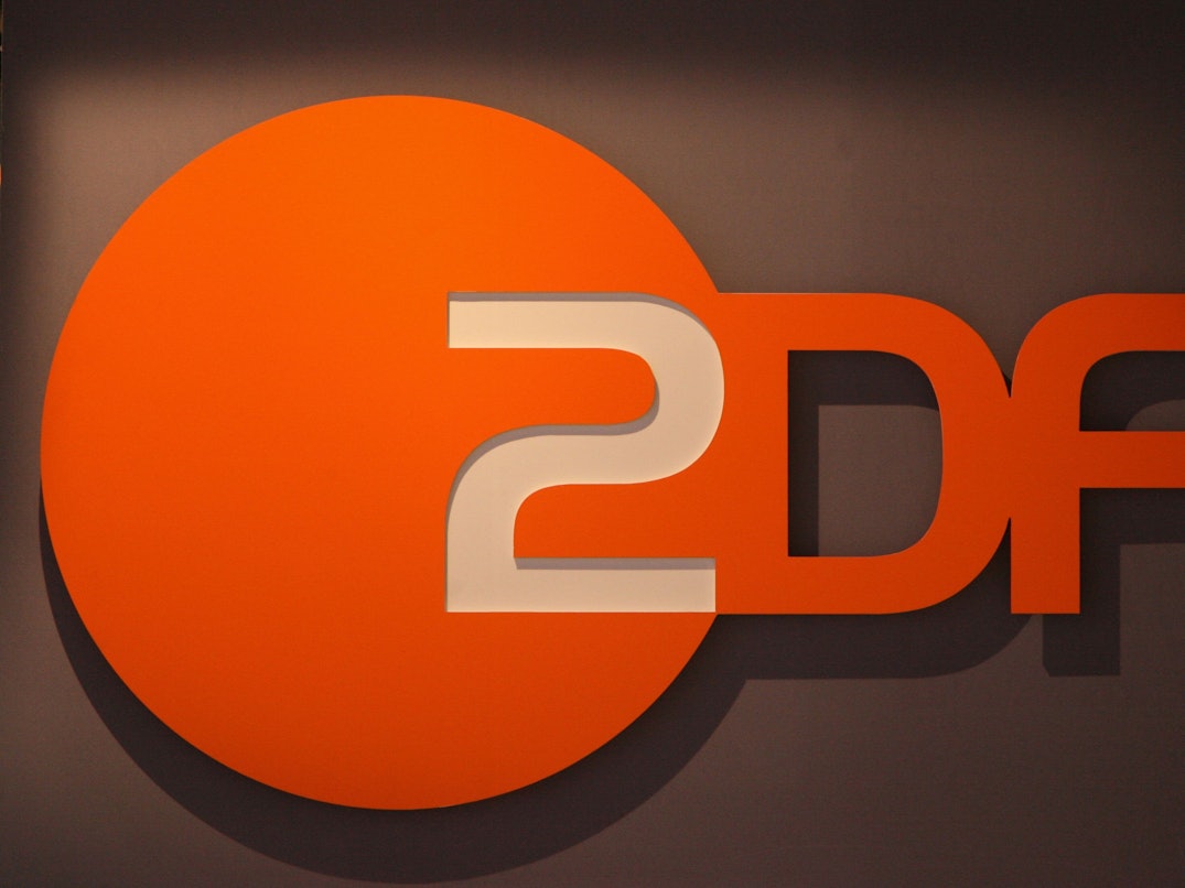Das ZDF-Logo wird angestrahlt.