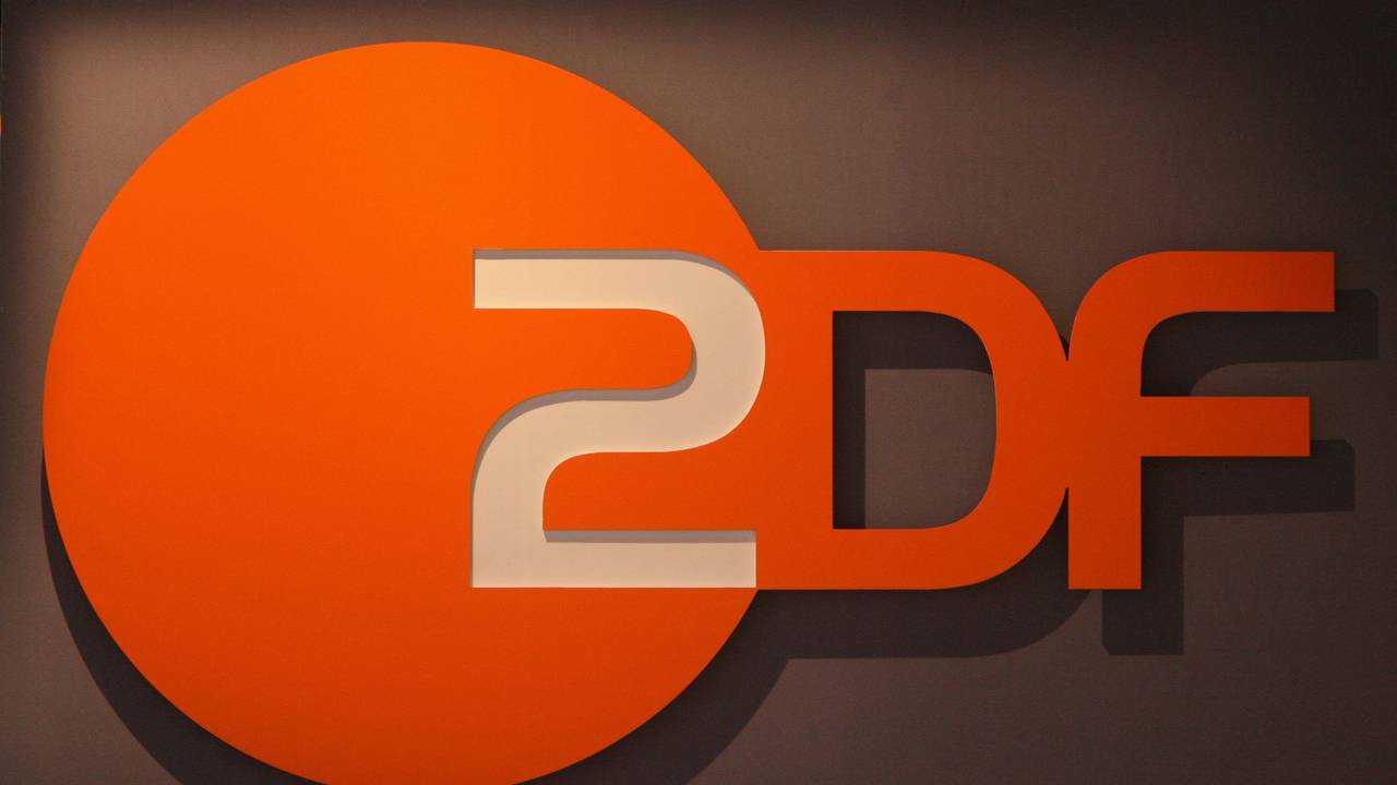 Das ZDF-Logo wird angestrahlt.