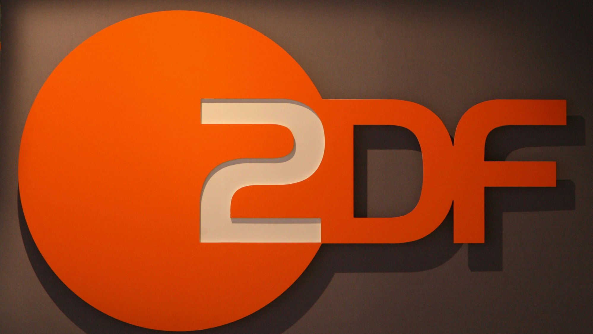 Das ZDF-Logo wird angestrahlt.