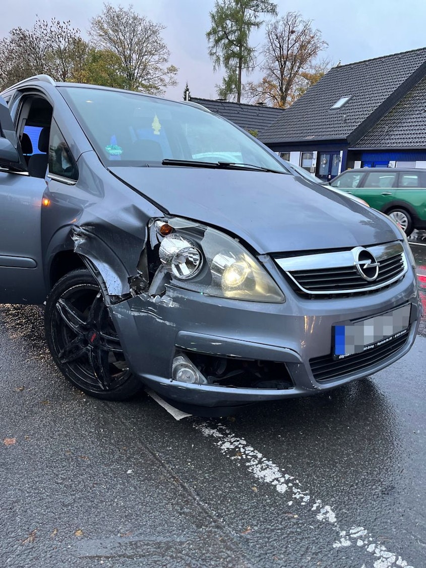 Ein bei einem Unfall stark beschädigter Opel.
