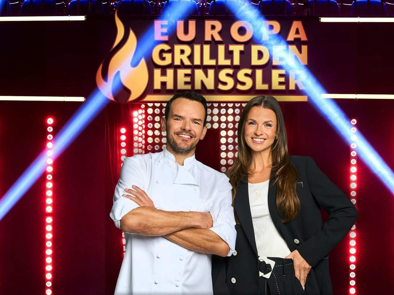 Nach „Deutschland grillt den Henssler“ legt Steffen Henssler nach und nimmt sich den Kontinent vor. „Europa grillt den Henssler“ wird moderiert von Laura Wontorra. (Bild: RTL / Jörn Strojny)