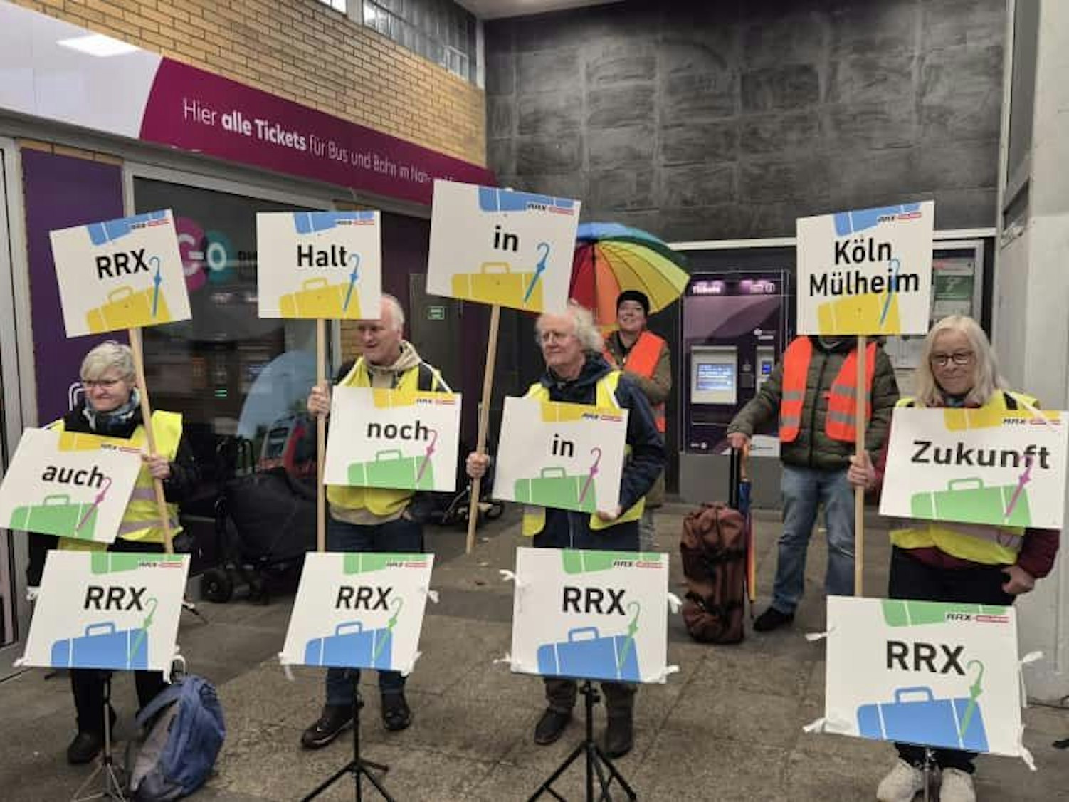 Mit Trommeln und Plakaten: Die Bürgerinitiative macht sich für den RRX-Halt in Köln-Mülheim stark.