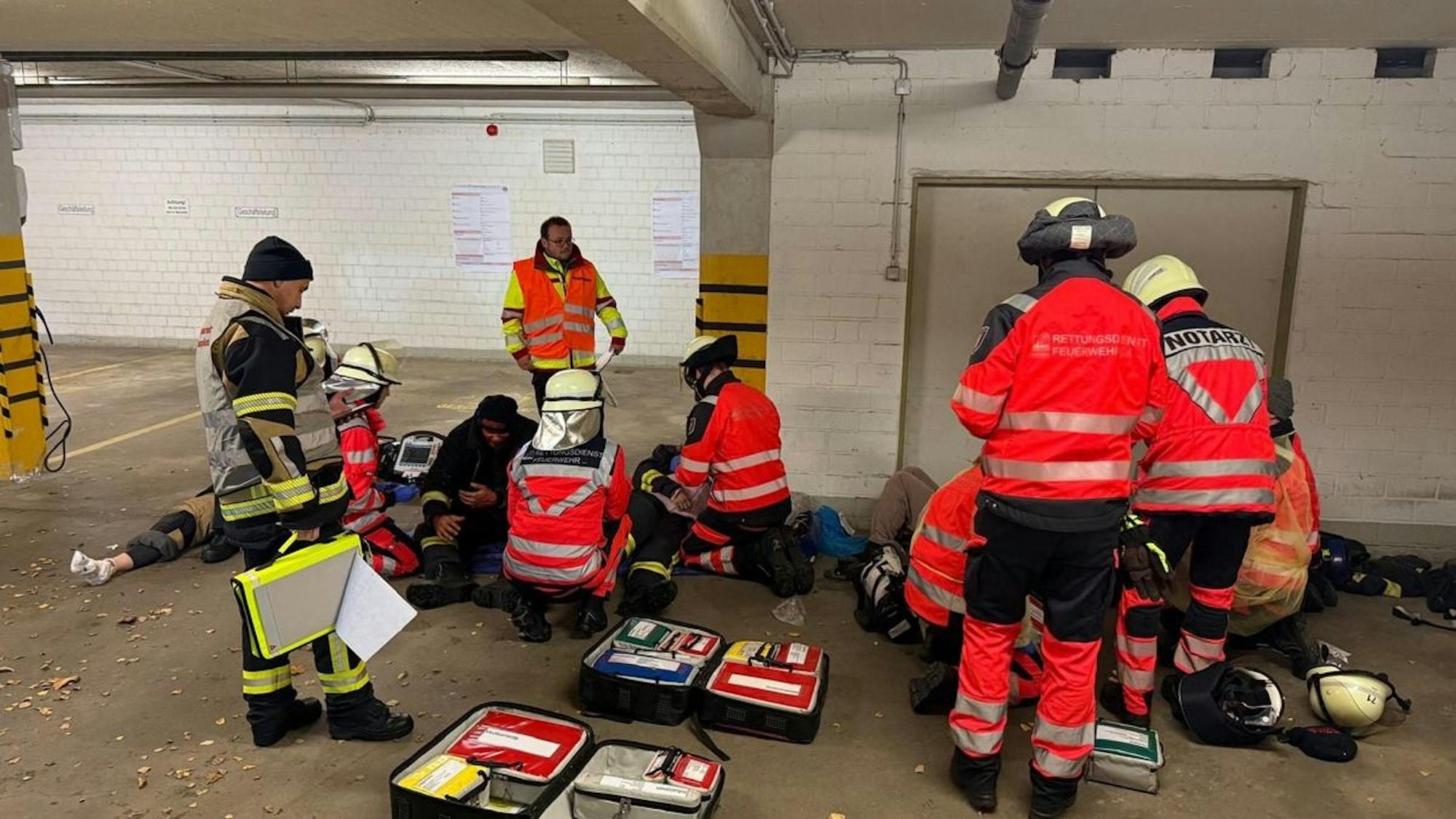 Feuerwehrleute in Schutzanzügen bei einer Gefahrgutübung.