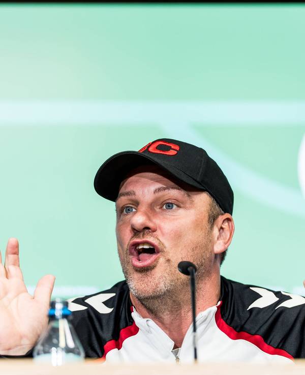 Lukas Kwasniok (1. FC Köln) am Dienstag (28. Oktober 2025) bei der Pressekonferenz vor dem Pokalspiel gegen den FC Bayern.