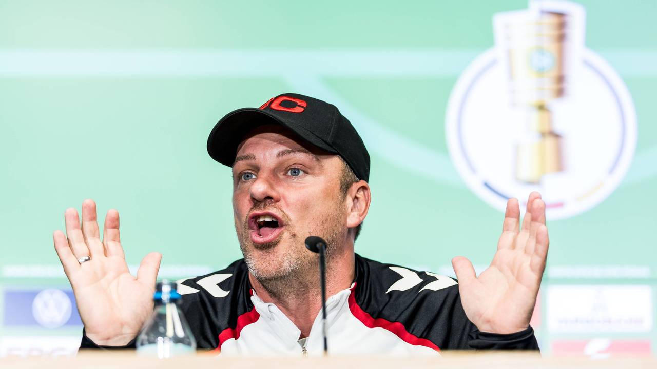 Lukas Kwasniok (1. FC Köln) am Dienstag (28. Oktober 2025) bei der Pressekonferenz vor dem Pokalspiel gegen den FC Bayern.