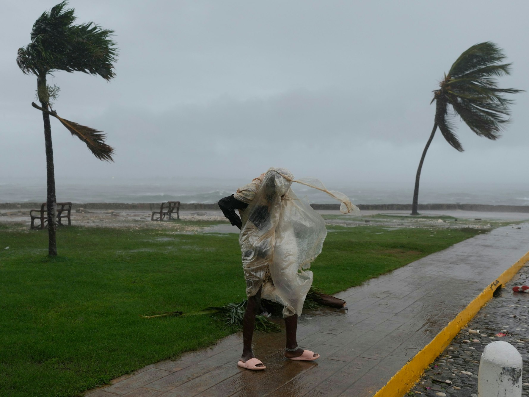 Ein Mann geht spazieren, während sich der Hurrikan „Melissa“ nähert. Jamaika wappnet sich für den wahrscheinlich schwersten Hurrikan, der den Karibikstaat je direkt getroffen hat.