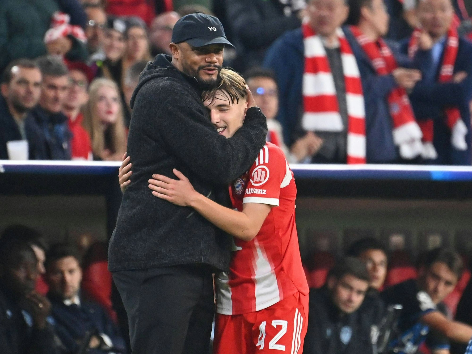 Vincent Kompany herzt Lennart Karl.