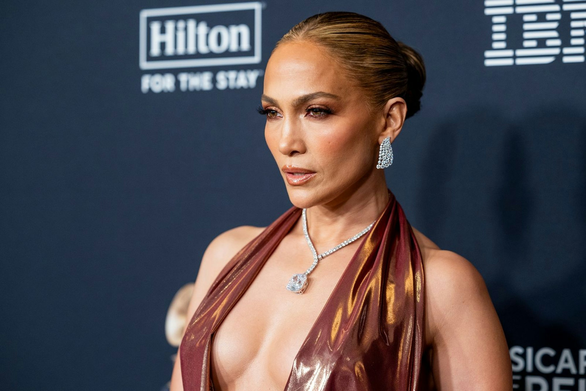 Schummeln erlaubt? Manchmal muss man eben ein wenig nachhelfen, um ewig jung - oder wenigstens ein paar Jahre jünger - zu bleiben. Manche Stars wie Jennifer Lopez nahmen es mit der eigenen Altersangabe nicht ganz so genau. (Bild: Emma McIntyre/Getty Images for The Recording Academy)