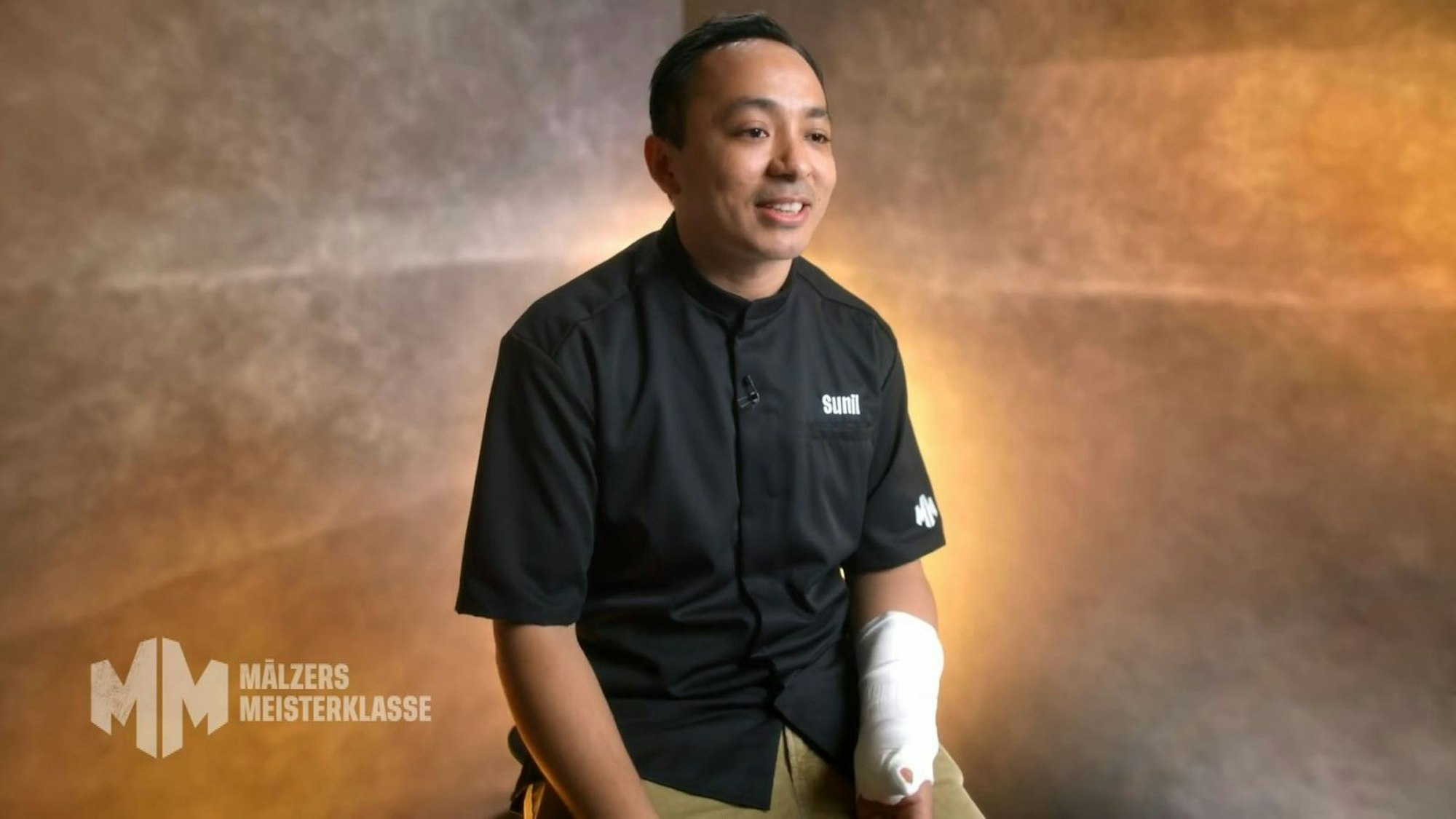 „Mälzers Meisterklasse“-Kandidat Sunil ist traurig, dass die Show für ihn schon so früh beendet ist. (Bild: RTL)