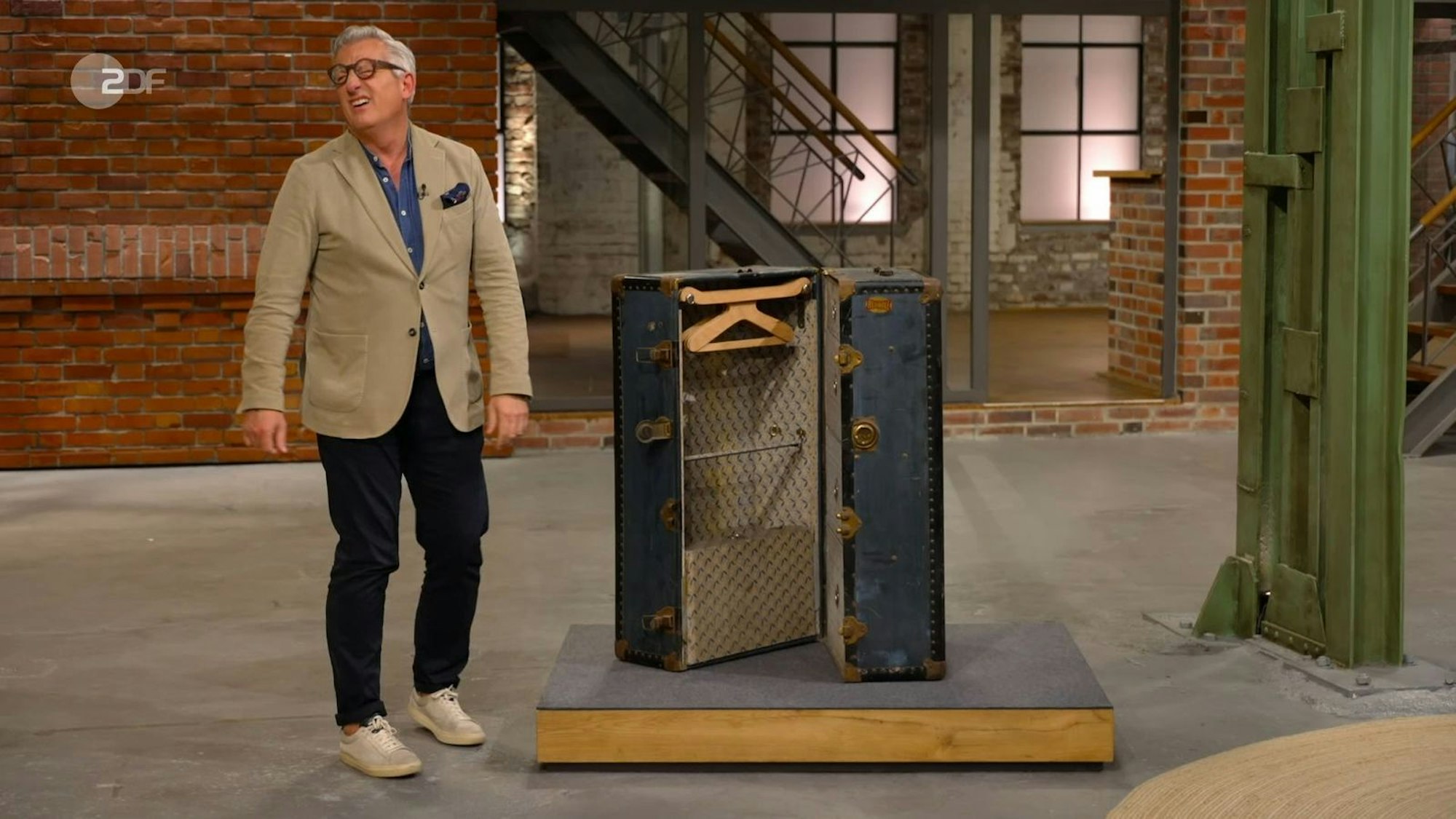 Erst wandte sich der „Bares für Rares“-Händler Markus Wildhagen angewidert vom Koffer ab. Doch dann wollte er ihn unbedingt haben...
 (Bild: ZDF)