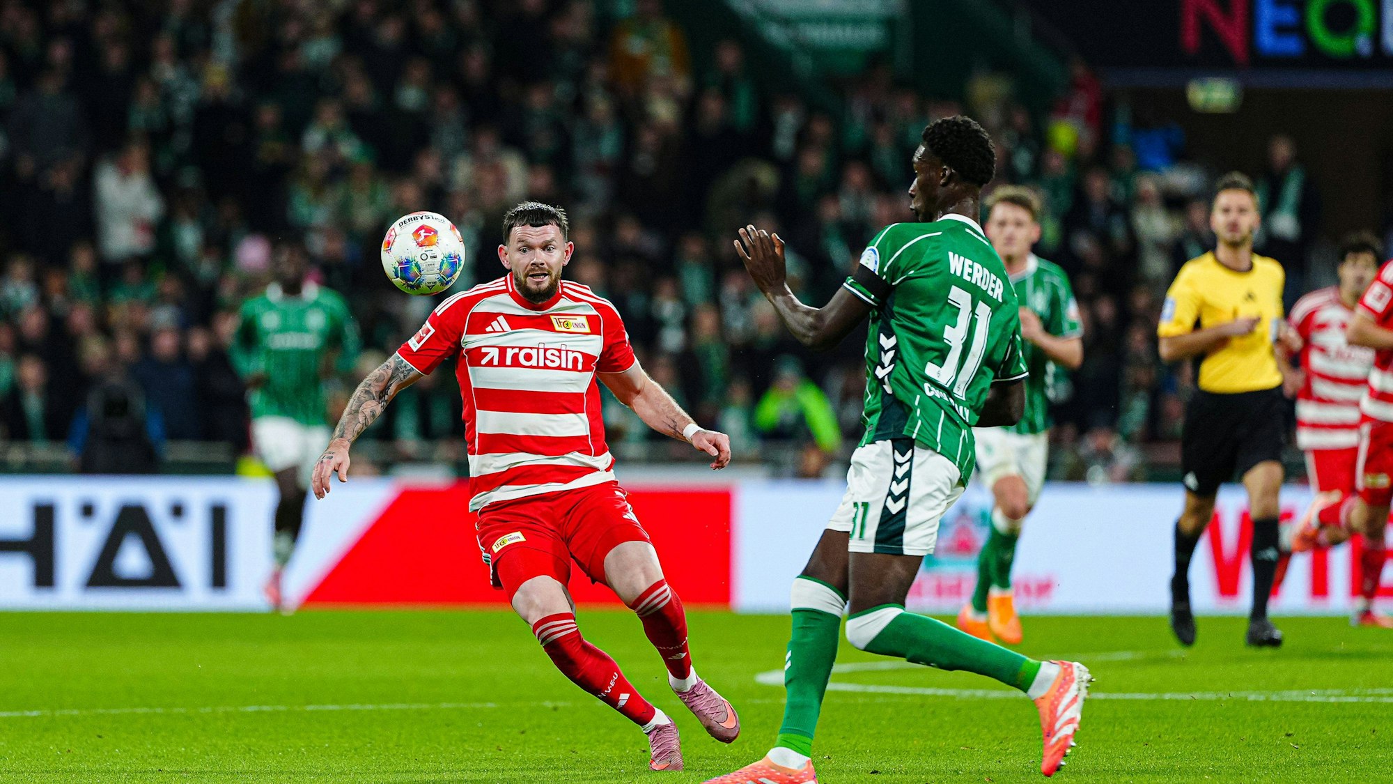 Oliver Burke (1. FC Union Berlin) und Karim Coulibaly (SV Werder Bremen) kämpfen um den Ball.